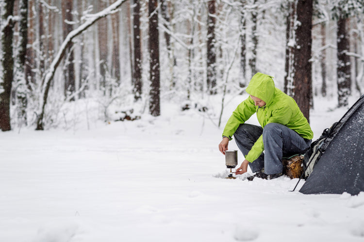 10 Tipps für dein Waldcamp im Winter: So genießt du die kalte Jahreszeit sicher und komfortabel