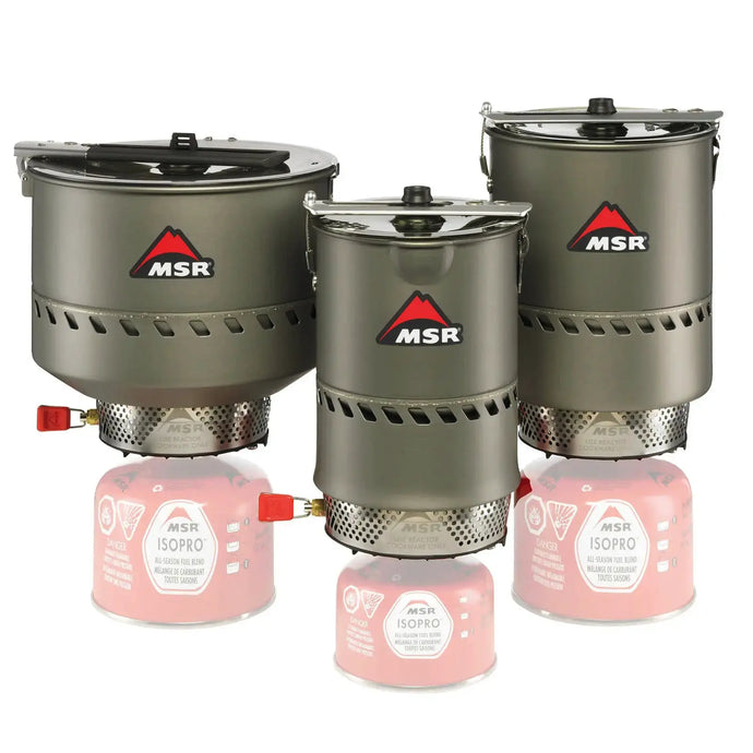 Ein Set aus drei tragbaren Campingkochern des Typs MSR® Reactor® Kochsystem mit Brennstoffkanistern.
