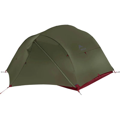 Satz mit ersetztem Produkt- und Markennamen: Olivgrün, MSR® Mutha Hubba™ NX V2 3-Personen-Backpacking-Zelt-Campingzelt im Kuppelstil, aufgebaut auf einem einheitlichen Hintergrund.