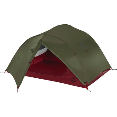 Grün-rotes MSR® Mutha Hubba™ NX V2, 3-Personen-Backpacking-Zelt aufgebaut.
