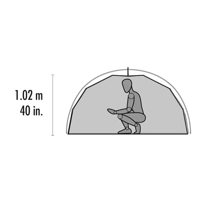 Silhouette einer Person, die im Schneidersitz in einem MSR® Elixir™ 2 „V2“, 2-Personen-Backpacking-Zelt sitzt, wobei die Zelthöhe mit 1,02 Metern oder 40“ angegeben ist.