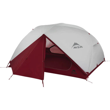Ein rotes und graues MSR® Elixir™ 3 „V2“ Dome Zelt mit optimaler Belüftung, aufgebaut im Freien.
