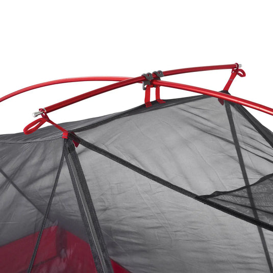 Nahaufnahme eines MSR® FreeLite™ 1 „V2“, Ultraleichtes 1-Personen-Backpacking-Zelt mit grauem Stoff und roten Stangen.