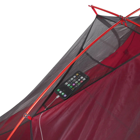 Smartphone mit buntem Display ruht auf der Stoffablage eines MSR® FreeLite™ 1 „V2“, Ultraleichtes 1-Personen-Backpacking-Zelt.