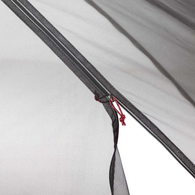 Nahaufnahme eines teilweise geöffneten MSR® FreeLite™ 1 „V2“ ultraleichtes 1-Personen-Backpacking-Zelt mit rotem Kordelzug.