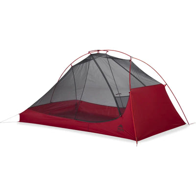 Rot-graues MSR® FreeLite™ 2 „V2“ Zwei-Personen-Campingzelt mit Mikromesh-Oberseite, aufgestellt im Freien.