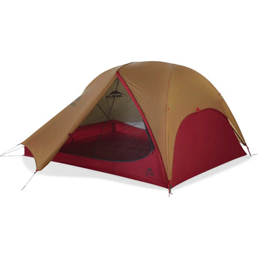 Ein Kuppelzelt mit einem hellbraunen Überzelt und einem roten Aufbau auf weißem Hintergrund wird zu einem MSR® FreeLite™ 3 „V3“ Ultraleichtes 3-Personen-Backpacking-Zelt mit einem hellbraunen Überzelt und.