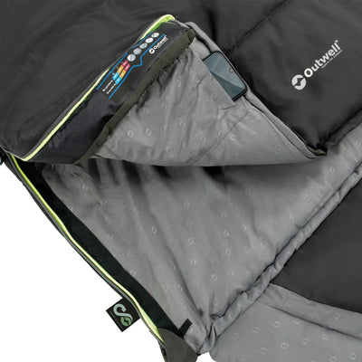 Nahaufnahme eines Outwell® Schlafsack Contour aus recyceltem Polyester mit einem Smartphone in der integrierten Tasche.