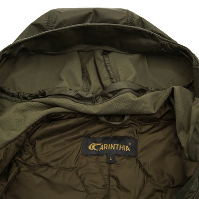 Nahaufnahme einer Carinthia® G-LOFT® TLG-Jacke in Größe L mit Fokus auf Kapuze und Innenfutter.