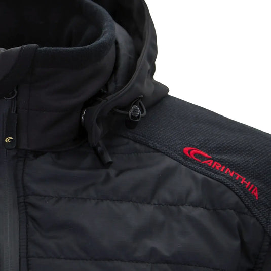 Nahaufnahme einer schwarzen Carinthia® G-LOFT® ISG 2.0 Jacke mit Steppdesign und gesticktem Logo aus Gore Softshell-Material.