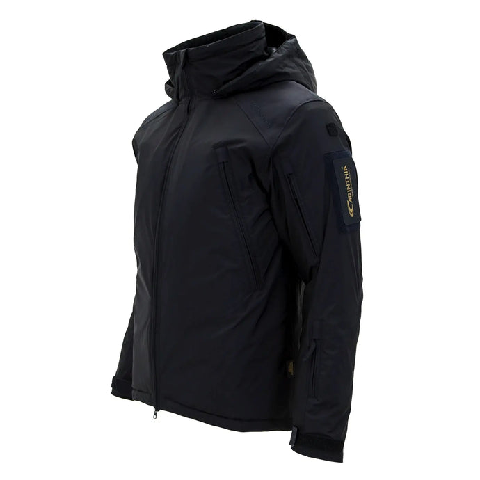 Carinthia® MIG 4.0 Jacke mit Kapuze vor weißem Hintergrund präsentiert.