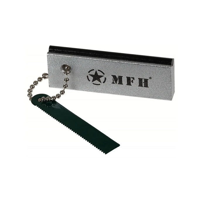 Silberner USB-Stick mit schwarzer Reißverschlussillustration und den Buchstaben „MFH“, befestigt an einer Kugelkette mit einem grünen, gezackten Aluminiumschild.