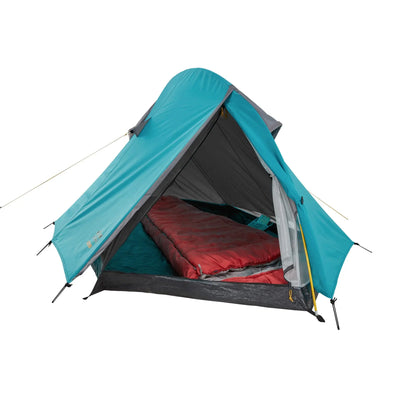 Grand Canyon® Cordova 1 Kuppelzelt für zwei Personen mit offener Klappe, in der sich ein roter Schlafsack befindet.
