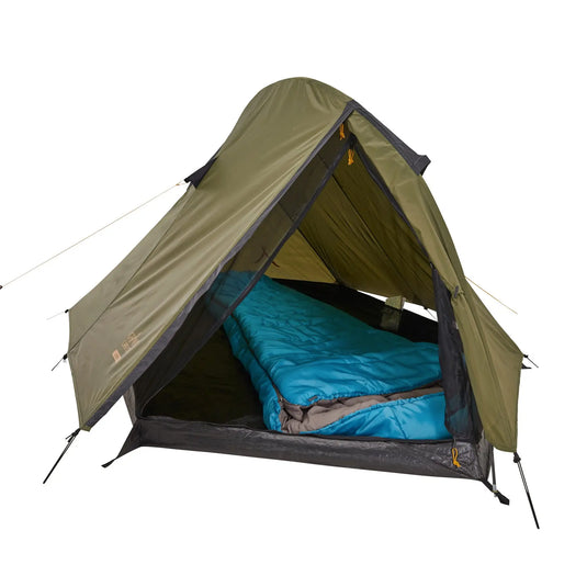Grand Canyon® Campingzelt mit offener Klappe und blauem Schlafsack im Inneren, isoliert auf weißem Hintergrund, perfekt für Grand Canyon-Abenteuer.