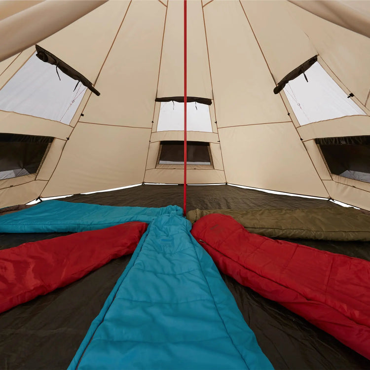 Innenansicht eines geräumigen Grand Canyon® Black Falls 8 (Tipizelt)-Zeltes mit offenen Fenstern und auf dem Boden angeordneten Schlafsäcken.