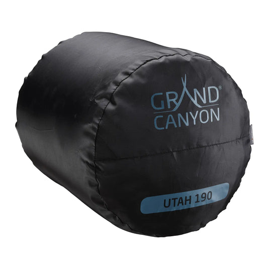 Schwarz-blauer Grand Canyon® Utah 190 Schlafsack, zusammengerollt und in eine Schutzhülle gehüllt, mit der Aufschrift „Grand Canyon® Utah 190“.