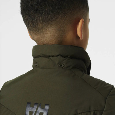 Rückansicht einer Person, die einen grünen Adore Puffy Parka von Helly Hansen® Juniors mit hohem Kragen und einem Logo auf der Rückseite trägt.