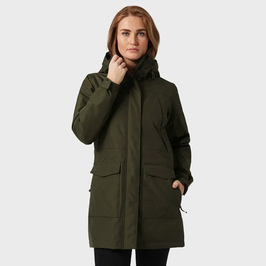 Frau in einer isolierten Winterparka-Jacke Helly Hansen® Women's Frida Winter Parka vor einem neutralen Hintergrund.