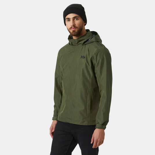 Mann trägt eine grüne wasserdichte Herrenjacke „Dubliner“ von Helly Hansen® und eine schwarze Mütze.