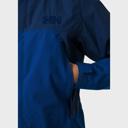 Nahaufnahme einer blauen wasserdichten Helly Hansen® Banff Shell-Jacke für Herren mit Helly Hansen-Logo und verstellbarer Manschette.