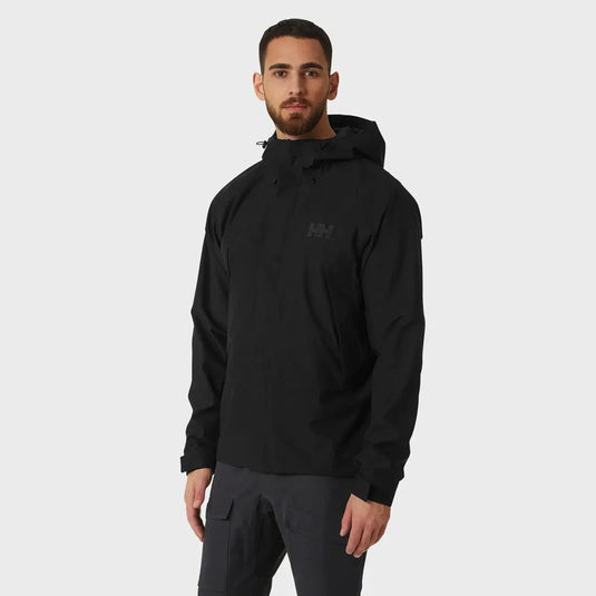 Mann trägt eine schwarze Banff Shell-Jacke für Herren von Helly Hansen®.