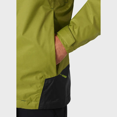 Eine Nahaufnahme der Seite einer Person, die eine Hand zeigt, die in die Tasche einer Helly Hansen® Men's Verglas 2L Shell Jacket gesteckt wird.