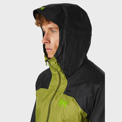 Mann trägt eine Helly Hansen® Men’s Verglas 2L Shell Jacket mit Schwerpunkt auf dem Kopf und dem oberen Schulterbereich.