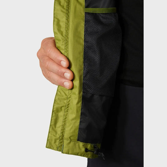 Nahaufnahme der Hand einer Person, die den Reißverschluss einer grün-schwarzen Verglas 2L Shell-Jacke für Herren von Helly Hansen® öffnet, um ein Netzfutter zum Vorschein zu bringen.