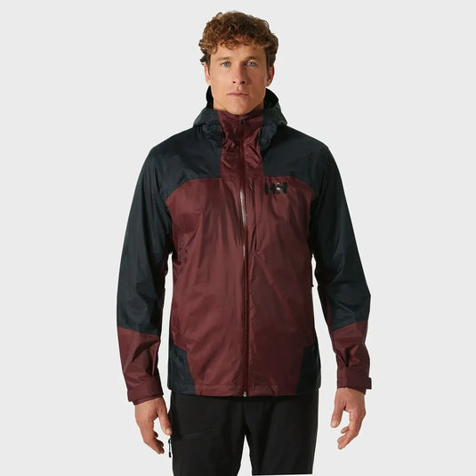 Mann trägt eine Helly Hansen® Men’s Verglas 2L Shell Jacket.