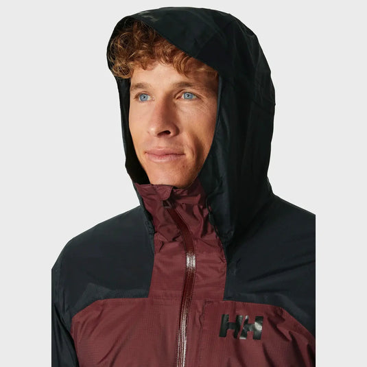 Mann trägt eine Helly Hansen® Men’s Verglas 2L Shell Jacket mit Reißverschluss und zeigt einen selbstbewussten Gesichtsausdruck.