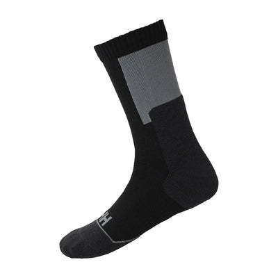 Eine einzelne schwarz-graue Helly Hansen® Unisex Technical Hiking Socke vor einem weißen Hintergrund.