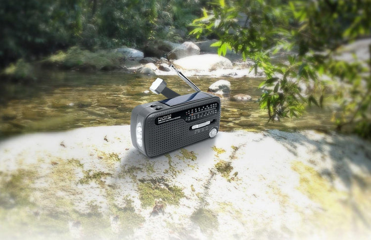 Tragbares Radio auf einem Felsen an einem Bach.