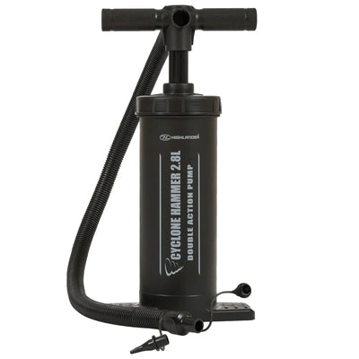 Schwarze HIGHLANDER® „Cyclone Hammer“ Handpumpe mit doppelter Wirkung auf weißem Hintergrund.