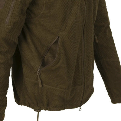 Nahaufnahme einer Helikon-Tex® Alpha Tactical Jacket – Grid Fleece mit einer Reißverschlusstasche.