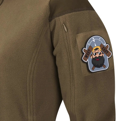 Braune schwere Helikon-Tex®-Fleecejacke mit Cartoon-Aufnäher mit bärtigem Mann am Ärmel.