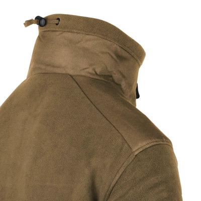Nahaufnahme einer khakifarbenen Helikon-Tex® Liberty-Jacke – Kragen und Schulterdetail aus doppeltem Fleece von Helikon-Tex.
