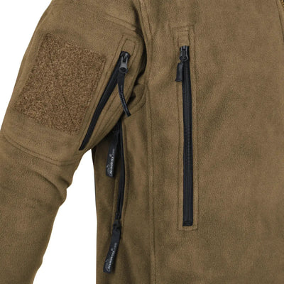 Nahaufnahme einer braunen Helikon-Tex® Liberty Jacke – Double Fleece mit Klettverschluss und Reißverschlusstaschen.