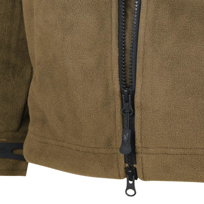 Nahaufnahme einer braunen Helikon-Tex® Liberty Jacke – Double Fleece mit schwarzem Reißverschlussdetail.