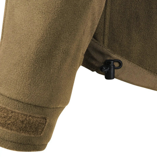 Nahaufnahme einer Helikon-Tex® Liberty-Jacke – Doppelfleece-Ärmel mit verstellbarem elastischem Knebelverschluss.