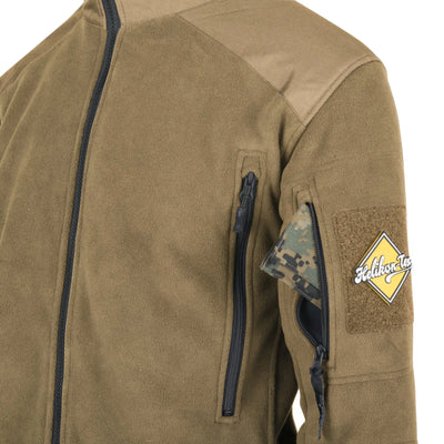 Nahaufnahme einer Helikon-Tex® Liberty Jacke – Double Fleece mit einer Schultertasche mit Reißverschluss und einem Abzeichen.