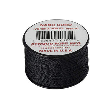 Eine Spule aus schwarzem Atwood Rope MFG™ Nano Cord, perfekt für Outdoor-Liebhaber. Produktinformationen geben an, dass es 0,75 mm dick und etwa 300 Fuß lang ist.