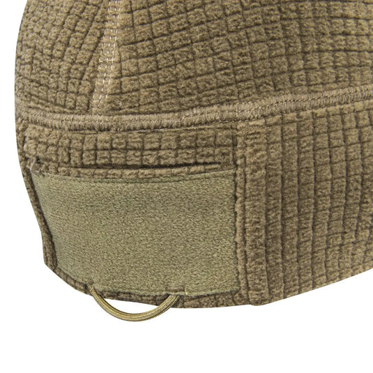 Nahaufnahme einer Helikon-Tex® Range Beanie Cap – Grid Fleece-Mütze mit genähter Krempe und einer verstellbaren Metallschnalle.