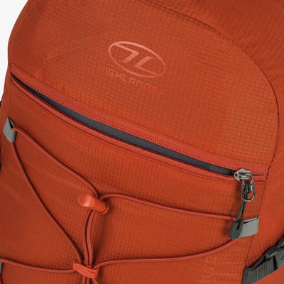 Nahaufnahme eines orangefarbenen HIGHLANDER® „VENTURE“-Rucksacks mit Reißverschlussdetails.