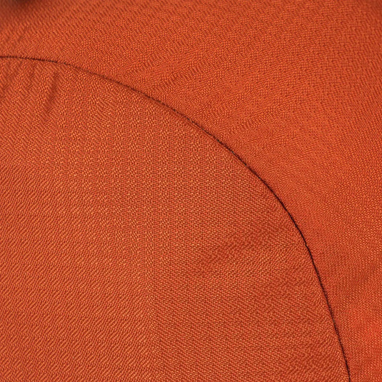 Nahaufnahme der orangefarbenen Stoffstruktur des HIGHLANDER® „VENTURE“-Rucksacks mit geschwungener Naht.