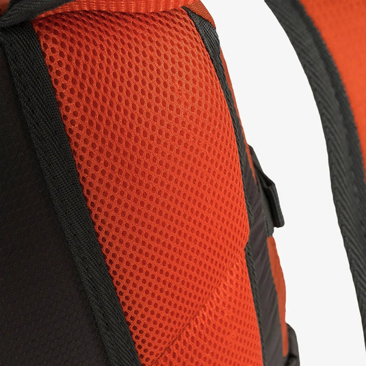 Nahaufnahme eines orangefarbenen Netzeinsatzes auf einem schwarzen HIGHLANDER® „VENTURE“ Rucksack, 20 Liter Rucksackgurt.