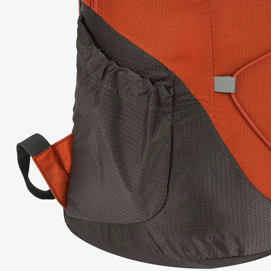 Nahaufnahme eines orange-grauen HIGHLANDER® „VENTURE“ Rucksacks, 20 Liter, mit seitlicher Netztasche.