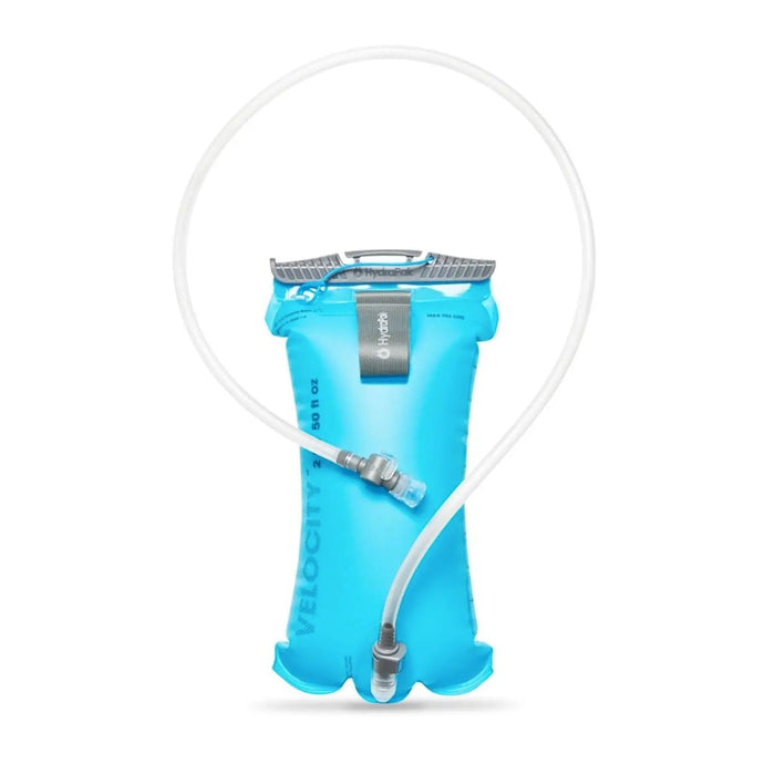 Ein blaues HydraPak® Velocity™ 2-Liter-Trinkreservoir von Malibu Trinksystem mit Trinkschlauch und Messmarkierungen auf einem isolierten weißen Hintergrund.