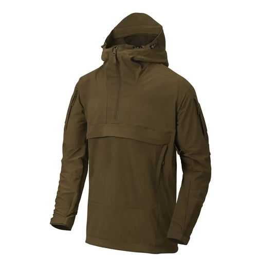 Olivgrüne Helikon-Tex® Mistral Anorak Jacket® mit Kapuze und mehreren Taschen auf weißem Hintergrund.
