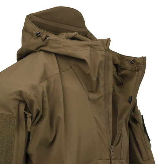 Nahaufnahme einer khakifarbenen Helikon-Tex® Mistral Anorak Jacket® mit Reißverschluss und Kordelzugdetails.
