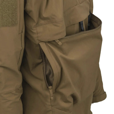 Nahaufnahme einer braunen Helikon-Tex® Mistral Anorak Jacket®-Tasche mit Reißverschluss.